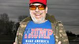 Unter dem Make-America-Great-Again-Shirt trägt Roger Frederick aus Kansas City, Missouri, eine kugelsichere Weste – so fühlt er sich sicherer: "Ich stehe zu Trump. Und kämpfe für sein Ziel"