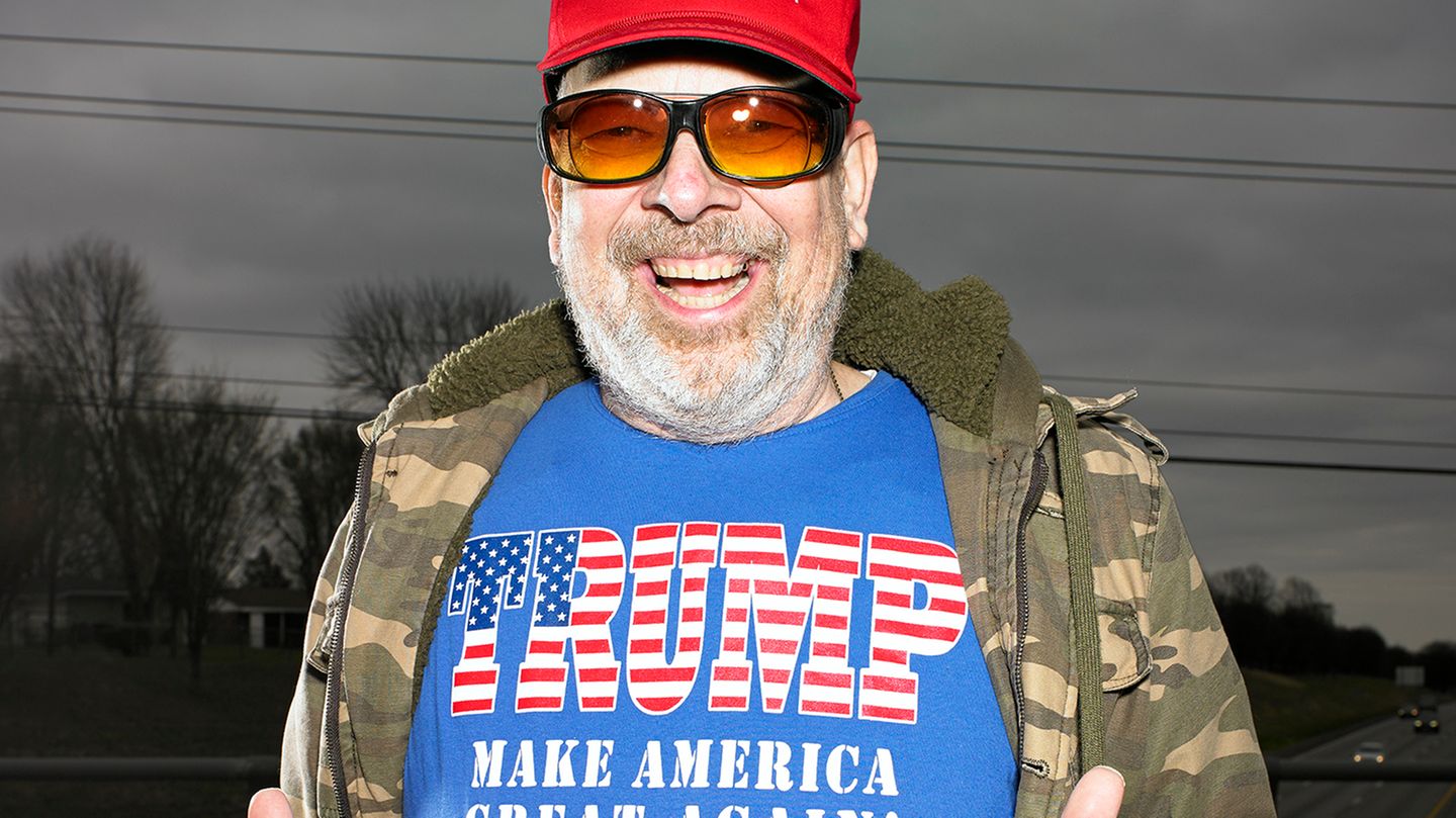 Unter dem Make-America-Great-Again-Shirt trägt Roger Frederick aus Kansas City, Missouri, eine kugelsichere Weste – so fühlt er sich sicherer: "Ich stehe zu Trump. Und kämpfe für sein Ziel"