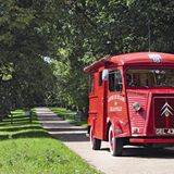 Es muss nicht immer weiß sein - dieser Citroën Typ H wurde knallrot gespritzt und bietet mehr Platz als ein VW Transporter.