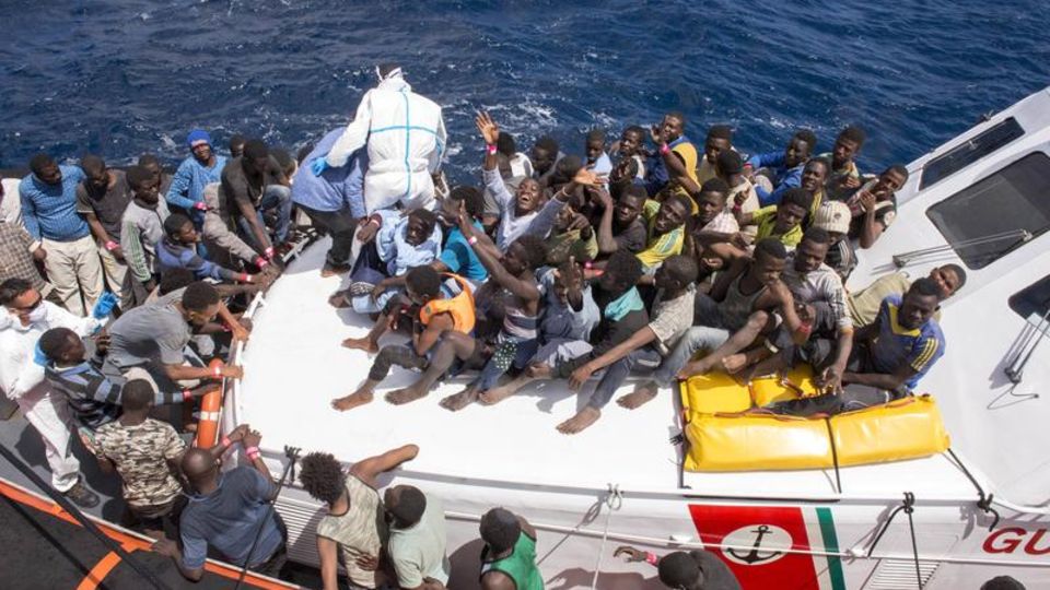 Sigmar Gabriel über Türkei-Krise: Flüchtlinge auf einem Boot der italienischen Küstenwache vor Lampedusa. Gabriel: "Wir laufen sehenden Auges in die gleiche Situation hinein wie 2015" Flüchtlinge auf einem Boot der italienischen Küstenwache vor Lampedusa. Gabriel: "Wir laufen sehenden Auges in die gleiche Situation hinein wie 2015"