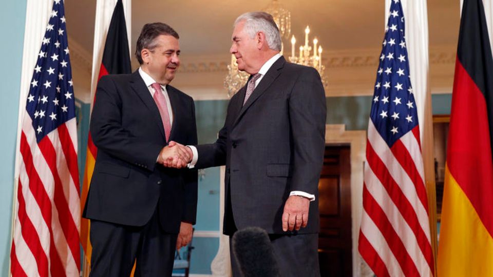 Sigmar Gabriel über Türkei-Krise: "Ich will hier mal etwas Ungewöhnliches tun und etwas Gutes über die neue US-Administration sagen." Gabriel mit seinem US-Amtskollegen Rex Tillerson "Ich will hier mal etwas Ungewöhnliches tun und etwas Gutes über die neue US-Administration sagen." Gabriel mit seinem US-Amtskollegen Rex Tillerson