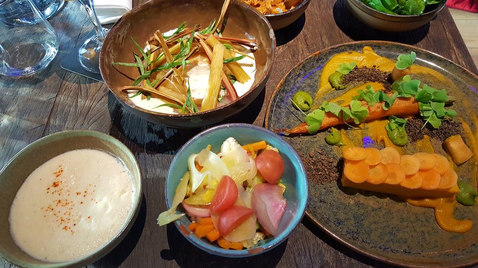 BRLO - die moderne Brauerei: Das gab's zum Essen (von links): Sellerieschaum, Mixed Pickles, Sellerie aus dem Smoker mit Rhabarberkompott (oben) und in Miso gebackene Möhre mit Karottenschnitte. Angeschnitten im Bild: Pulled Pilz und Spinat mit Parmesan. Das gab's zum Essen (von links): Sellerieschaum, Mixed Pickles, Sellerie aus dem Smoker mit Rhabarberkompott (oben) und in Miso gebackene Möhre mit Karottenschnitte. Angeschnitten im Bild: Pulled Pilz und Spinat mit Parmesan.