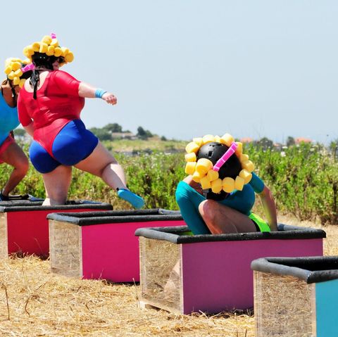 Beim Spiel "Schwamm drüber" müssen die Teilnehmer des "Sommerhaus der Stars" in Schwamm-Anzügen Wasser transportieren
