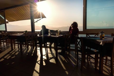 Zwei Freunde sterben beim Abendessen - aus verschiedenen Gründen