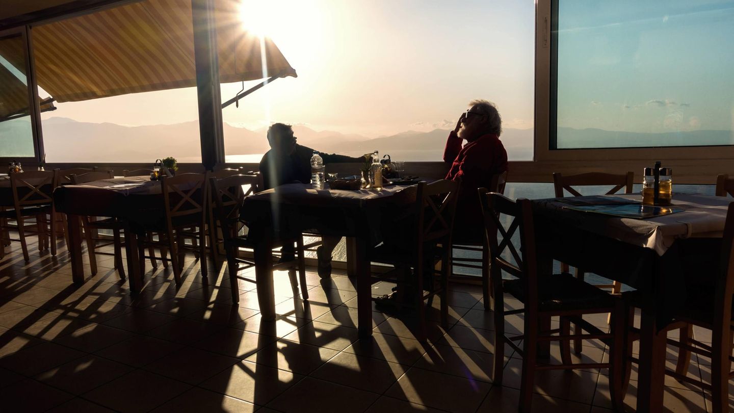 Zwei Freunde sterben beim Abendessen - aus verschiedenen Gründen