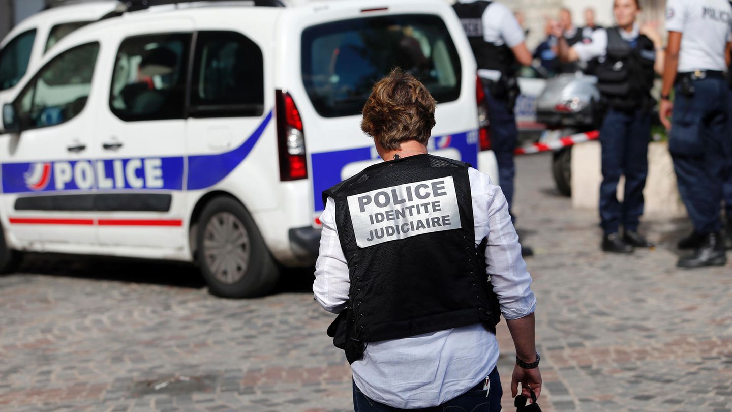 Auto-Attacke nahe Paris: Polizisten untersuchen den Tatort in Levallois-Perret