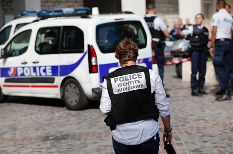 Auto-Attacke nahe Paris: Polizisten untersuchen den Tatort in Levallois-Perret