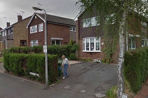 Screenshot von Google Earth: Die Mutter der Amerikanerin Denise Underhill gießt Blumen in ihrem Vorgarten