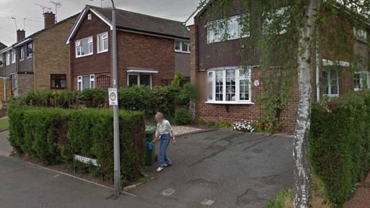 Screenshot von Google Earth: Die Mutter der Amerikanerin Denise Underhill gießt Blumen in ihrem Vorgarten