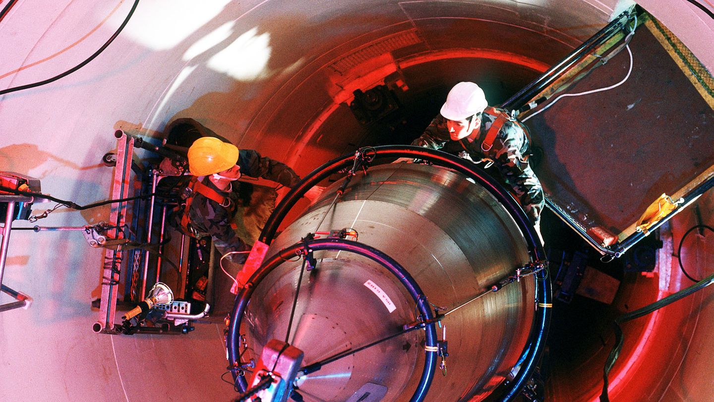 Eine Interkontinentalrakete vom Typ LGM-30G Minuteman III in ihrem Silo.
