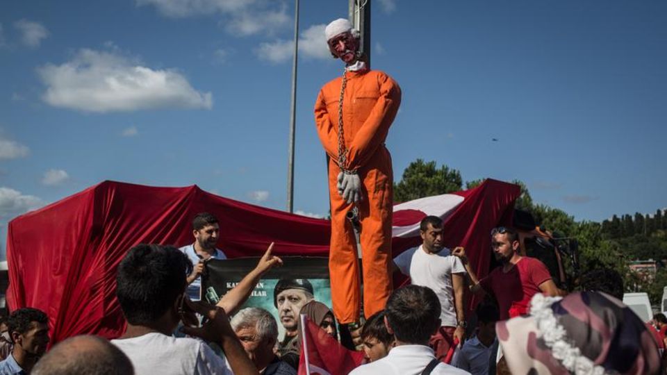 In der Türkei läuft eine Säuberungswelle gegen Anhänger des Predigers Gülen. Die Puppe, die ihn darstellen soll, hängt an einem Laternenpfahl in Istanbul