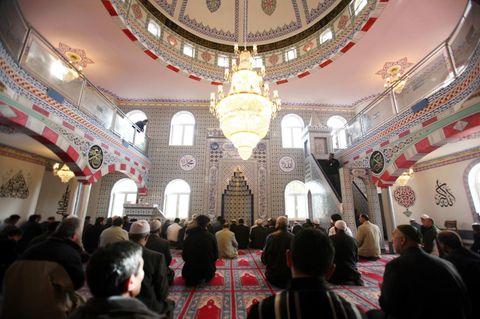 Gläubige Muslime beten vor der offiziellen Eröffnung in der Zentrum-Moschee im schleswig-holsteinischen Rendsburg