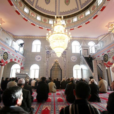 Gläubige Muslime beten vor der offiziellen Eröffnung in der Zentrum-Moschee im schleswig-holsteinischen Rendsburg