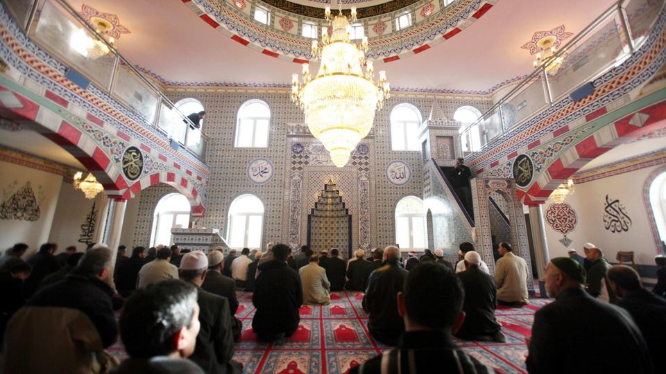 Gläubige Muslime beten vor der offiziellen Eröffnung in der Zentrum-Moschee im schleswig-holsteinischen Rendsburg Gläubige Muslime beten vor der offiziellen Eröffnung in der Zentrum-Moschee im schleswig-holsteinischen Rendsburg