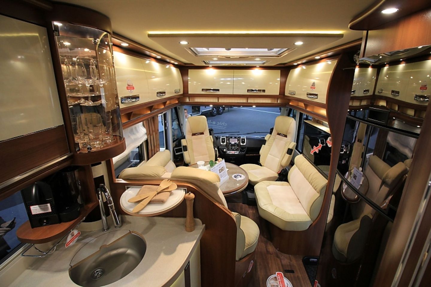 Dieses Interieur gehört zu einem 121.200 Euro teuren Carthago chic e-line I 51 QB S linerclass.