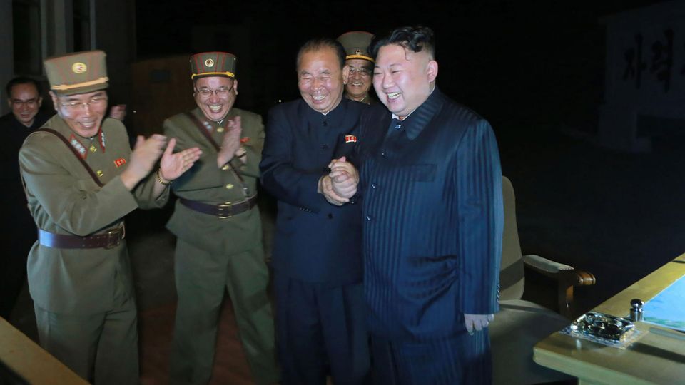 Konflikt mit den USA: So feiert Kim Jong-un seine Raktenstarts im Staatsfernsehen Konflikt mit den USA: So feiert Kim Jong-un seine Raktenstarts im Staatsfernsehen