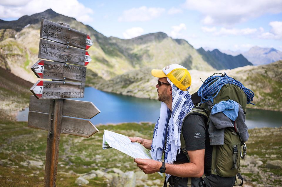 Nicht immer sind Wegweiser und Karte einer Meinung. Zweifelsfrei hingegen ist der Befund am Tag 5 ihrer Wanderung: Die erste Zehe ist wund gelaufen.