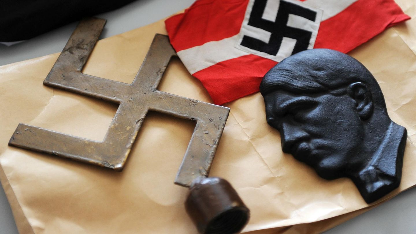 Hakenkreuze, SS-Propaganda, Waffen: der brisante Nachlass eines verstorbenen Neonazis