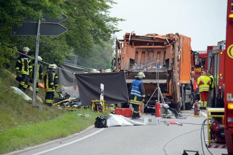 Nachdem der Müllwagen wieder aufgerichtet wurde,. bot sich den Helfern ein Bild des Grauens
