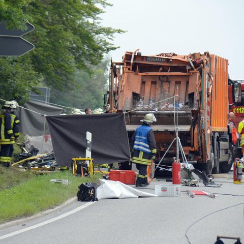 Nachdem der Müllwagen wieder aufgerichtet wurde,. bot sich den Helfern ein Bild des Grauens