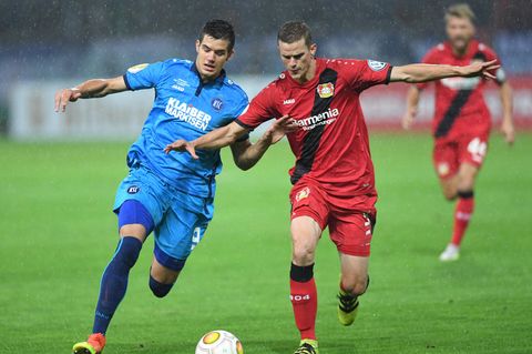 Nicht nur Sven Bender (r.) von Bayer Leverkusen hatte Probleme mit Oskar Zawada (l.) und dessen Teamkollegen vom Karlsruher SC