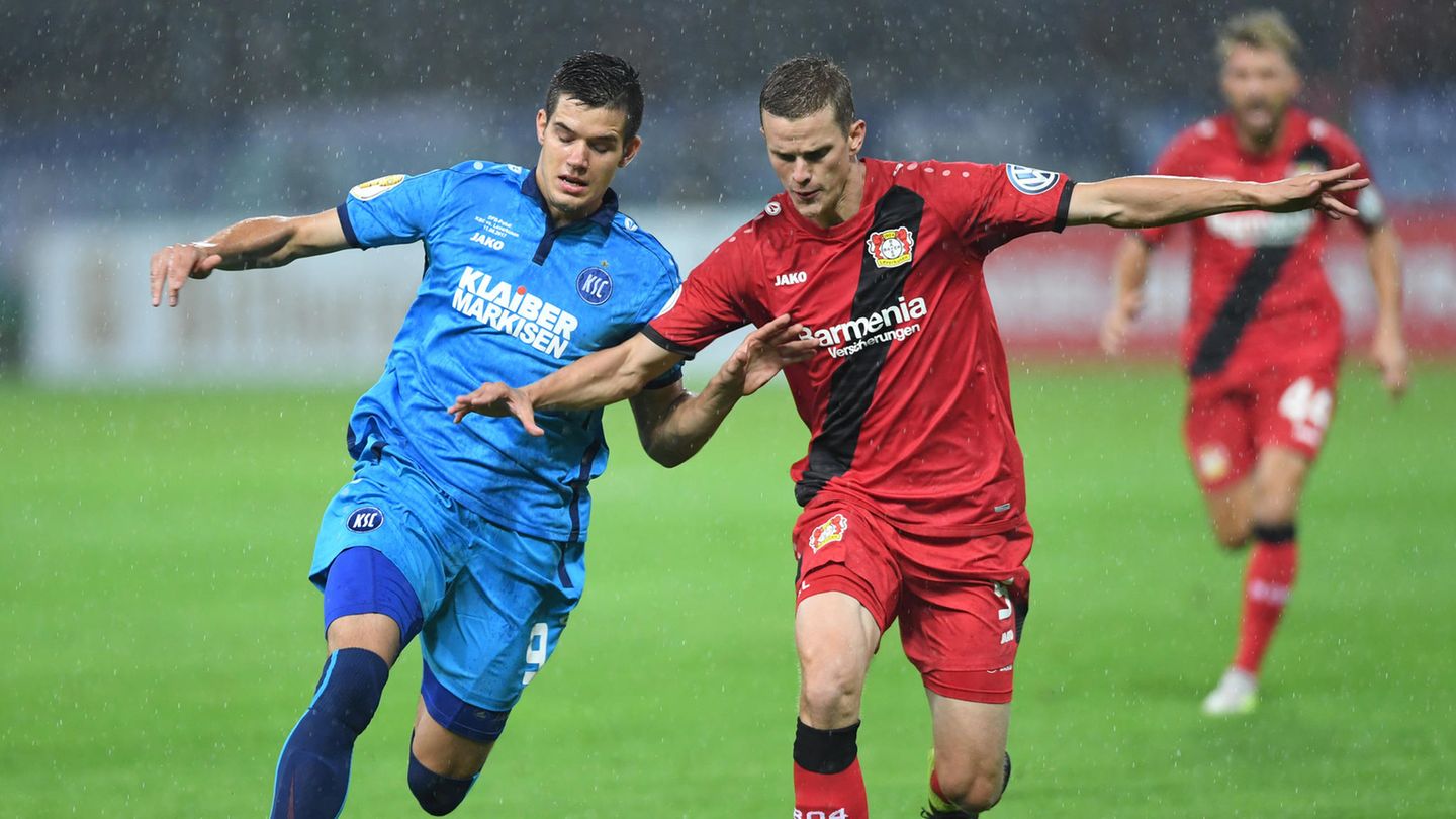 Nicht nur Sven Bender (r.) von Bayer Leverkusen hatte Probleme mit Oskar Zawada (l.) und dessen Teamkollegen vom Karlsruher SC
