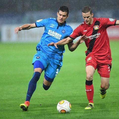 Nicht nur Sven Bender (r.) von Bayer Leverkusen hatte Probleme mit Oskar Zawada (l.) und dessen Teamkollegen vom Karlsruher SC