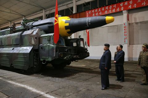 Kim Jong-un vor einer Rakete