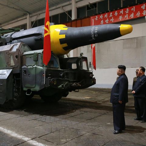 Kim Jong-un vor einer Rakete