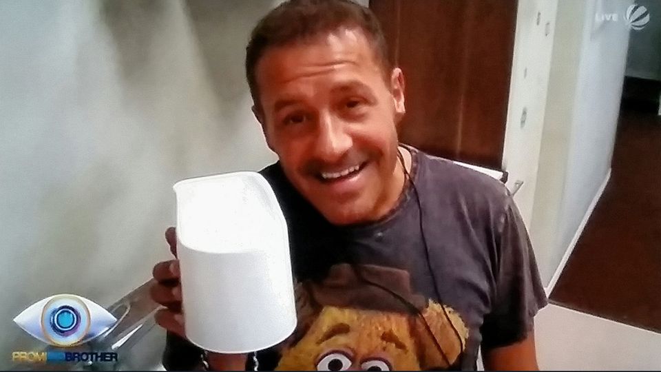 "Promi Big Brother"bei Sat1: Na dann: Prost! Waren doch neu, die Dinger, oder? Na dann: Prost! Waren doch neu, die Dinger, oder?