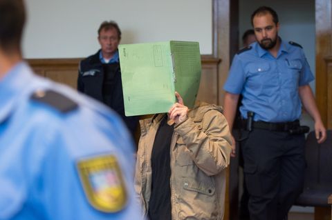 Hassan A., ein unter Terrorverdacht stehender Syrer, wird von Beamten zur Urteilsverkündung in den Gerichtssaal des Landesgerichtes in Saarbrücken geführt