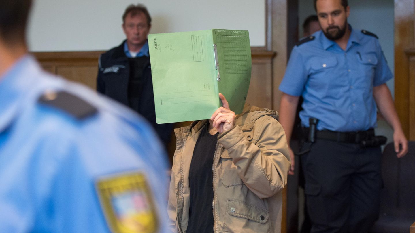 Hassan A., ein unter Terrorverdacht stehender Syrer, wird von Beamten zur Urteilsverkündung in den Gerichtssaal des Landesgerichtes in Saarbrücken geführt