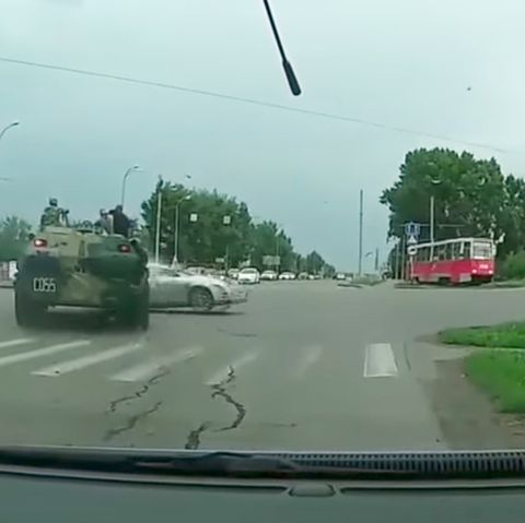 Meanwhile in Russia: Panzer überfährt rote Ampel und verursacht Unfall