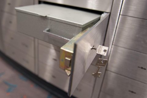 Ein Schließfach gilt gemeinhin als sicherer Aufbewahrungsort (symboldbild)