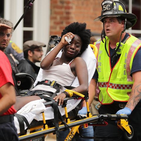 Helfer transportieren eine Frau ab, die verletzt wurde, als ein Auto in Charlottesville in eine Menschenmenge fuhr