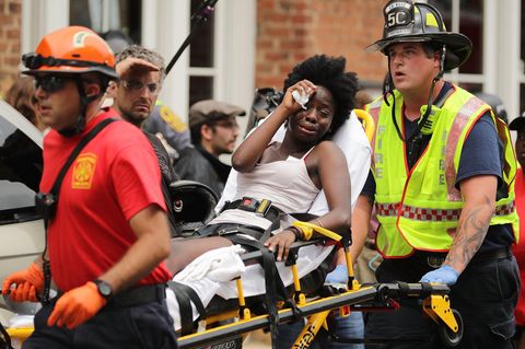 Helfer transportieren eine Frau ab, die verletzt wurde, als ein Auto in Charlottesville in eine Menschenmenge fuhr