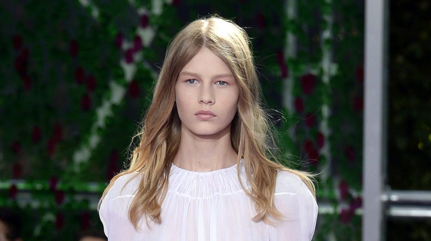 Das damals 14-jährige Model Sofia Mechetner läuft auf der Modewoche in Paris für Dior (Archivbild aus 2015)