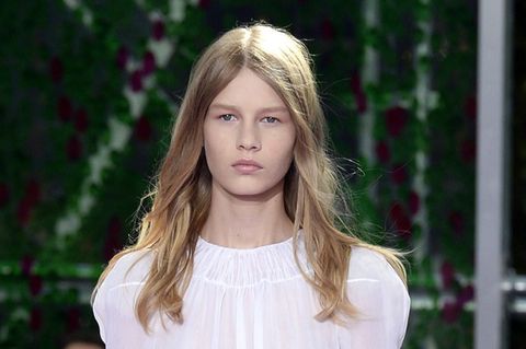 Das damals 14-jährige Model Sofia Mechetner läuft auf der Modewoche in Paris für Dior (Archivbild aus 2015)