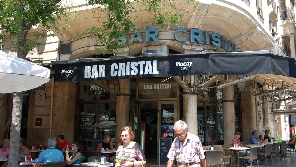 Immer mehr Traditionslokale schließen: Menschen gehen am Cafe Bar Cristal an der Placa d'Espanya in Palma de Mallorca vorbei Menschen gehen am Cafe Bar Cristal an der Placa d'Espanya in Palma de Mallorca vorbei