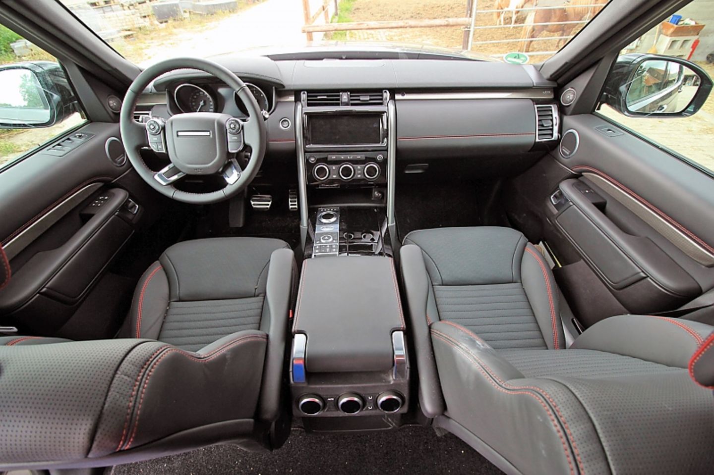 Das Cockpit des Land Rover Discovery V.