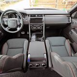 Das Cockpit des Land Rover Discovery V.