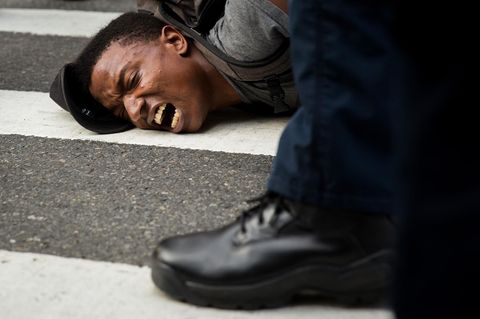 Ein dunkelhäutiger Mann, der in New York gegen "White Supremacy" demonstrierte, wird festgenommen