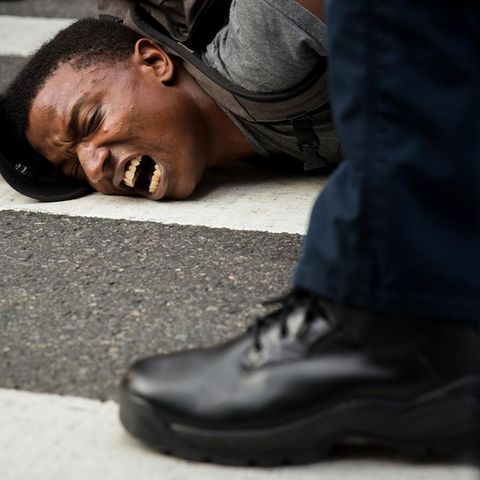Ein dunkelhäutiger Mann, der in New York gegen "White Supremacy" demonstrierte, wird festgenommen