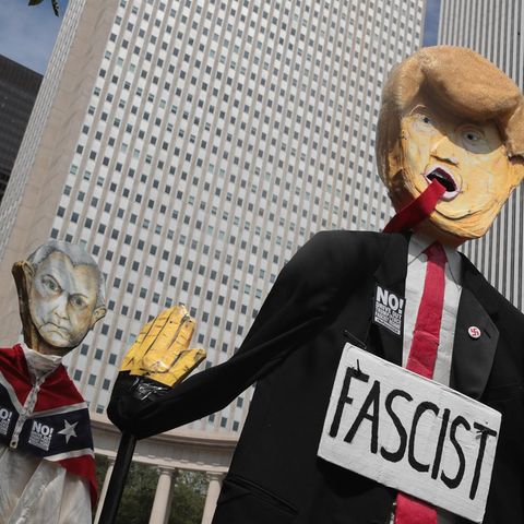 Nach Charlottesville: Präsident Donald Trump wird als Puppe durch die Straßen getragen