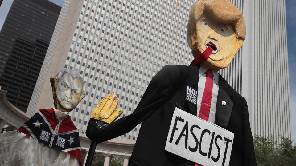 Nach Charlottesville: Präsident Donald Trump wird als Puppe durch die Straßen getragen