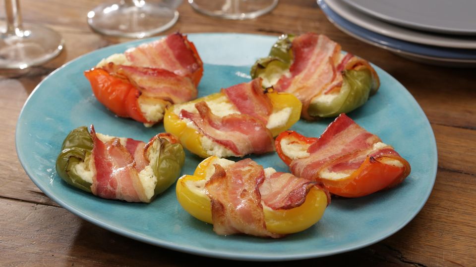 Frischkäse Paprika Schiffchen im Speckmantel