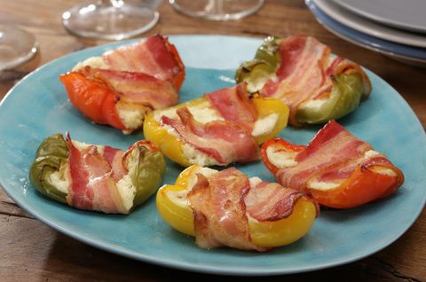 Frischkäse Paprika Schiffchen im Speckmantel