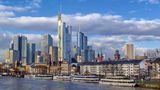 Platz 1: Frankfurt am Main  Die meisten unbefristeten Absolventenjobs gibt es in der Finanzmetropole Frankfurt. 11 Prozent aller Stellenangebote für Einsteiger, die von der Uni kommen, gibt es hier.