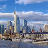 Platz 1: Frankfurt am Main  Die meisten unbefristeten Absolventenjobs gibt es in der Finanzmetropole Frankfurt. 11 Prozent aller Stellenangebote für Einsteiger, die von der Uni kommen, gibt es hier.