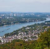 Platz 10: Bonn  Bonn schafft es mit weniger als 2 Prozent auch noch ins Ranking. Insgesamt entfallen auf die Top-10-Städte rund die Hälfte aller von Adzuna gefundenen Stellen für Absolventen (Stand August 2017).